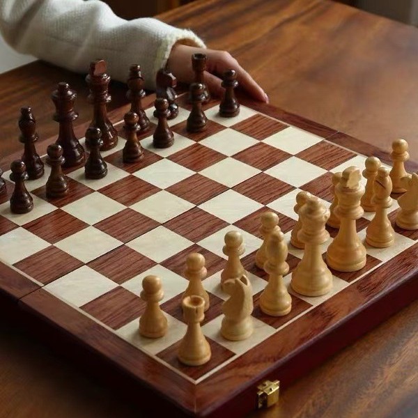 Board Game Queen - マグネット式木製チェスセット 折りたたみ式収納ボードゲーム 予備のクイーン付き トーナメントプレイに最適 29cm/39cm