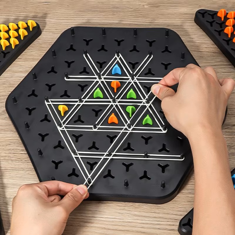 インタラクティブチェーントリグルゲーム - ゴムバンドチェス - Board Game Sequence のレビューと価格