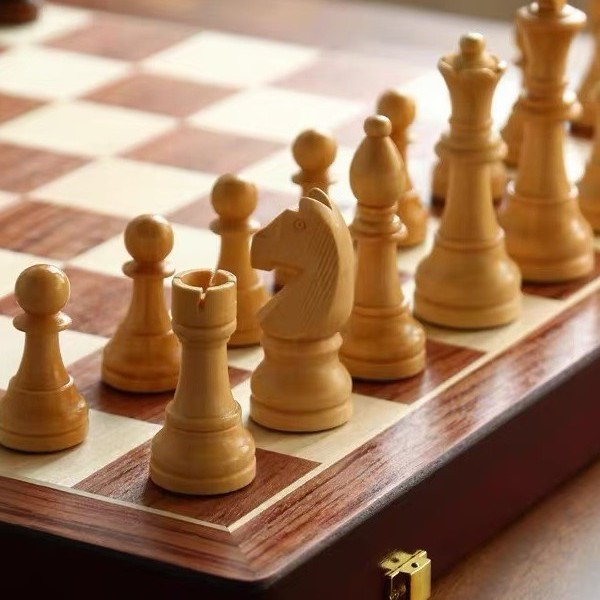 マグネット式木製チェスセット 折りたたみ式収納ボードゲーム  - Board Game Queen のレビューと価格
