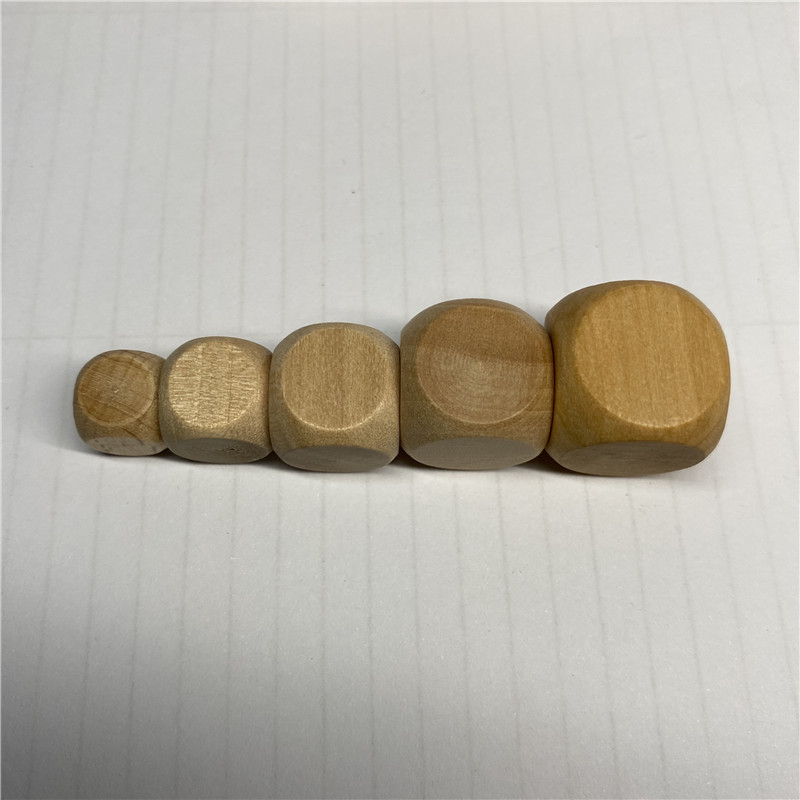 10個入り D6 6面無地木製ダイス パーティー 家族 DI - Dice Tower Wooden のレビューと価格