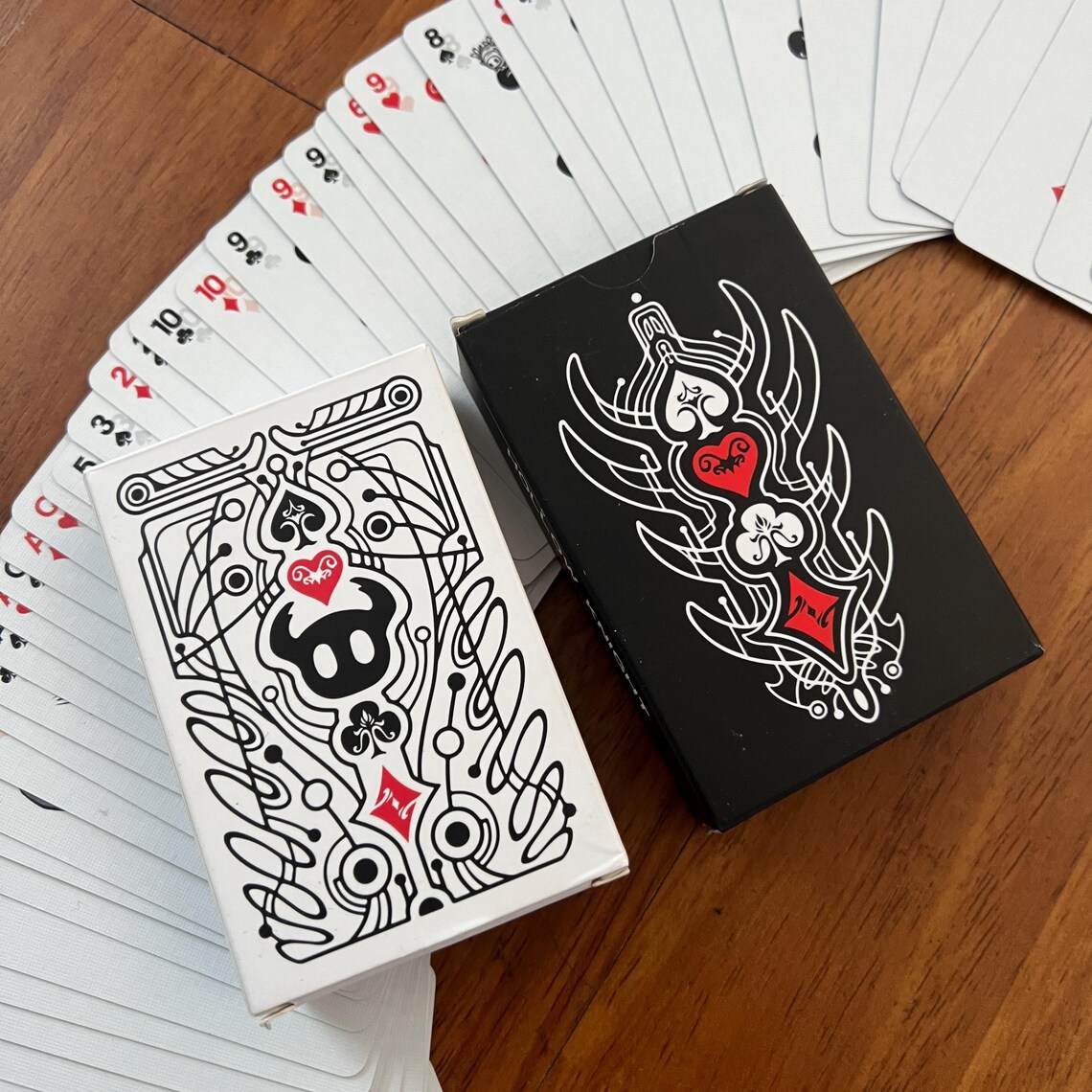 ホロウナイトスタンダードポーカーカードセット黒と白のトランプ - Board Game Card のレビューと価格